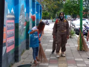 7 Pelanggar PSBB di Padang Dihukum Menyapu Jalan