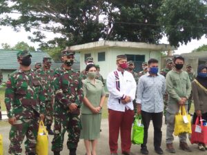 Kodim 0319 Mentawai Berikan Parcel untuk Anggota dan Masyarakat