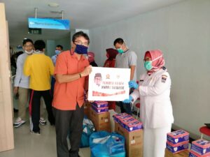 Andre Rosiade Bagikan Sembako, APD dan Baju Koko Untuk Warga