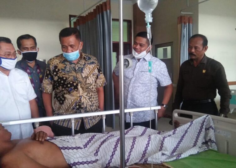 Ketua DPRD Padangpariaman, Arwinsyah menjenguk korban kecelakaan kerja jembatan Sikabu, Rabu, 3/6.