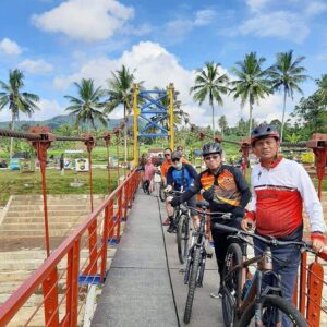 Sambil Gowes, Genius Umar Nikmati Keindahan Payakumbuh