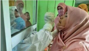 65 Guru dan ASN MTsN 1 Pariaman Jalani Tes Swab