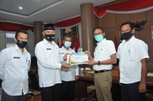 Mahyeldi Beri Irwan Prayitno Perhargaan Gelar Tokoh Pendidikan