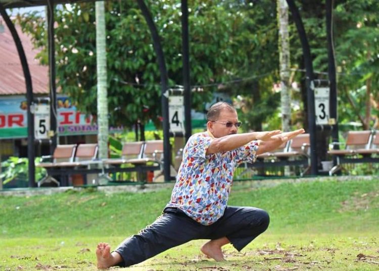 Ali Mukhni sedang olahraga di Lanud Tabing, Minggu, 8/11.