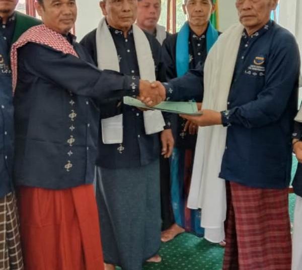 Ketua Umum Pimpinan Pusat Syattariyah Buya Ismed Ismael Tuanku Mudo menyerahkan SK kepengurusan Syattariyah Padang Pariaman ke Ketua Umum Ali Bakri Tuanku Khalifah usai dikukuhkan. (damanhuri)