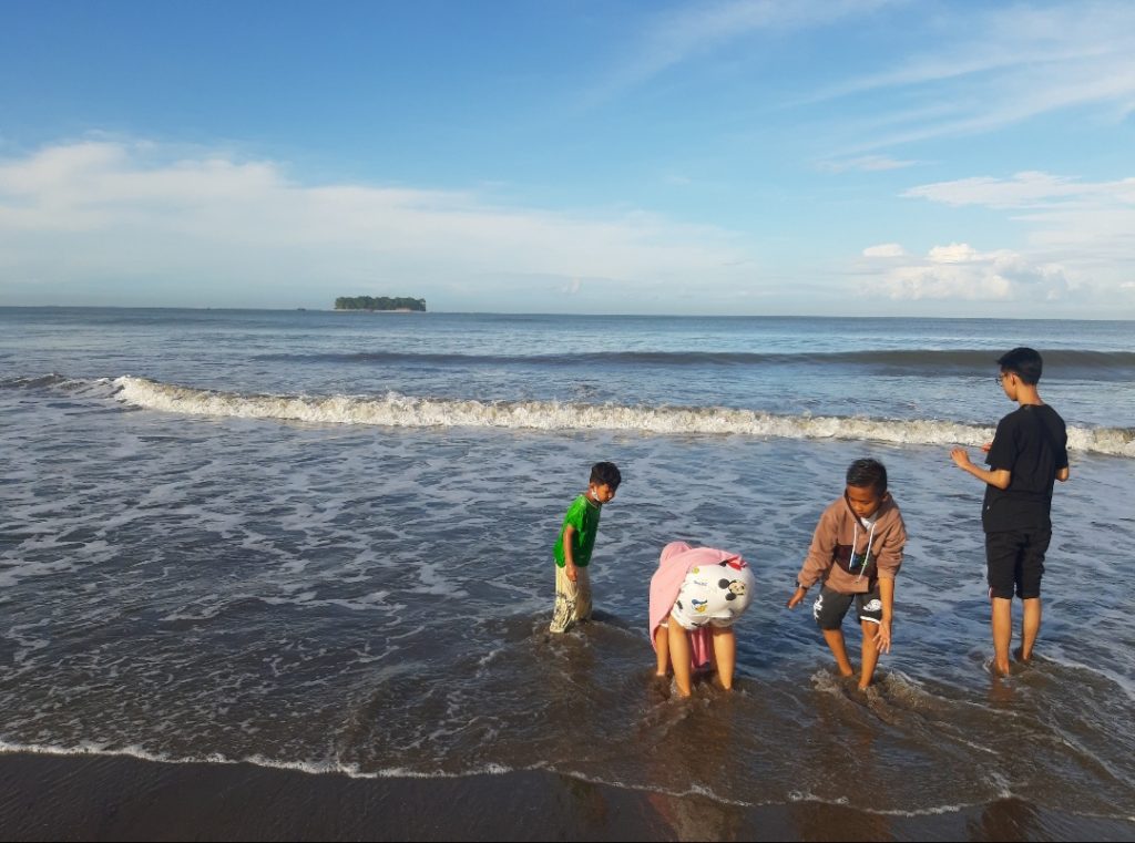 Asyiknya Bermain Pasir di Pantai Gandoriah