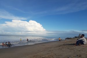 Omset Masih Minim, Pedagang Kuliner Pantai Gandoriah Mengeluh