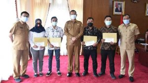 Pemko Pariaman Serahkan Hadiah Lomba Foto Majalah Tabuik