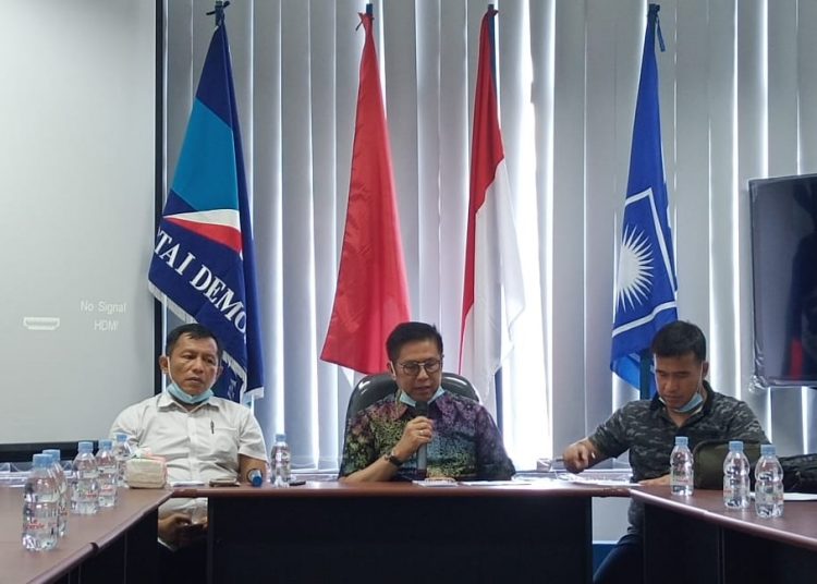 Mulyadi menggelar jumpa pers di Posko di Padang, Selasa, 15/12.