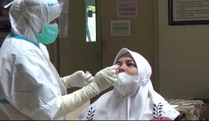 Jelang Pembelajaran Tatap Muka, 126 Guru dan Pegawai SMKN 5 Padang Jalani Swab