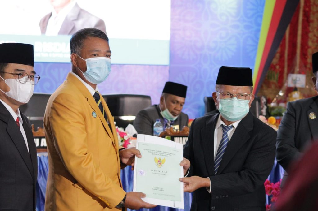 Ali Mukhni Serahkan Sertifikat Tanah UNP di Tarok City