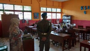 Tak Pakai Masker, Satpol PP Padang Tegur Wali Murid