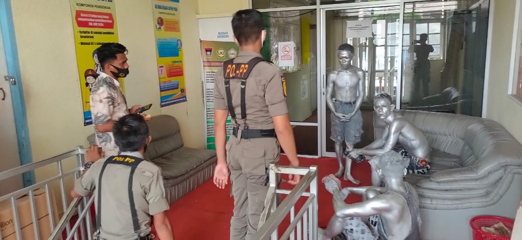 Tiga “Manusia Silver” Asal Palembang Ditertibkan Petugas Satpol PP Padang