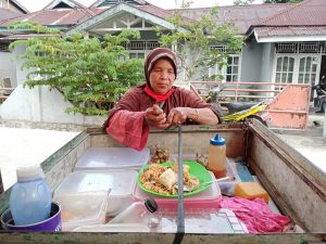 Kisah Zuraida, Wanita Tangguh Penjual Katupek Anyang di Pariaman