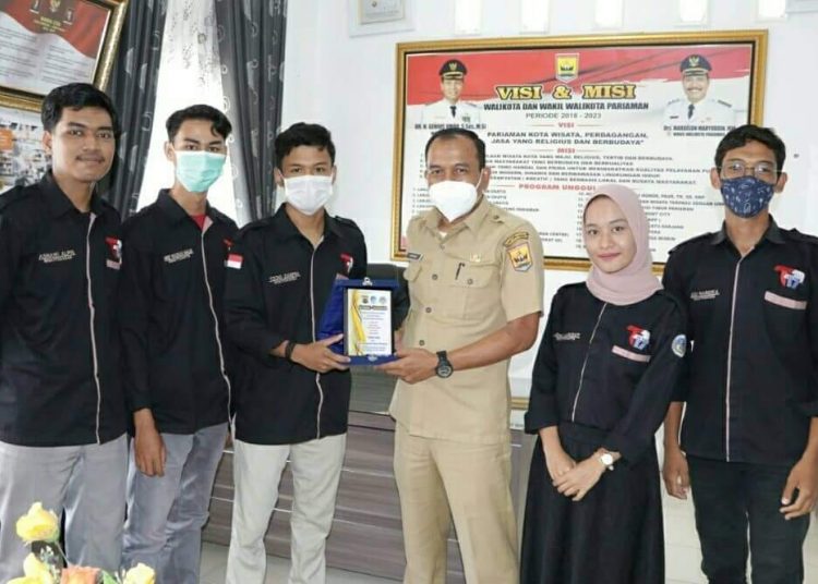 Hendri bersama mahasiswa magang UNP.