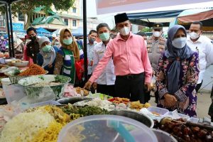 Sidak Pasar Pabukoan, Genius Minta Pedagang Jaga Kebersihan Makanan