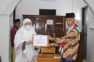 Kunjungi Mesjid Darul Mutaqin Koto Marapak, Fitri Nora Serahkan Bantuan untuk Masjid