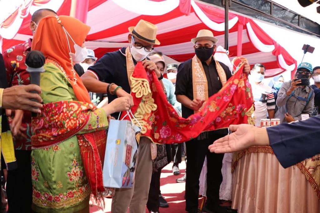 Sandiaga Uno Terpesona Batik Sampan Pariaman