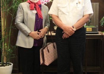 Emma Yohana bersama Luhut Binsat Panjaitan.