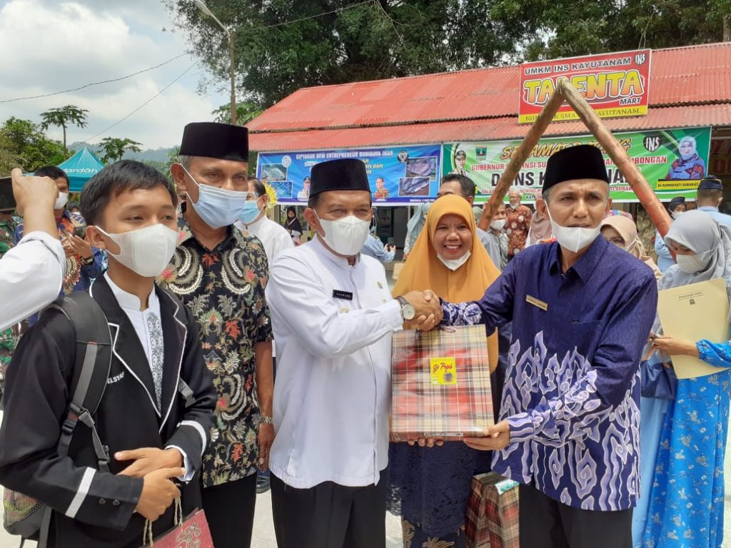 Pengusaha Nasional asal Pariaman Serahkan Wakaf Produktif untuk INS Kayu Tanam
