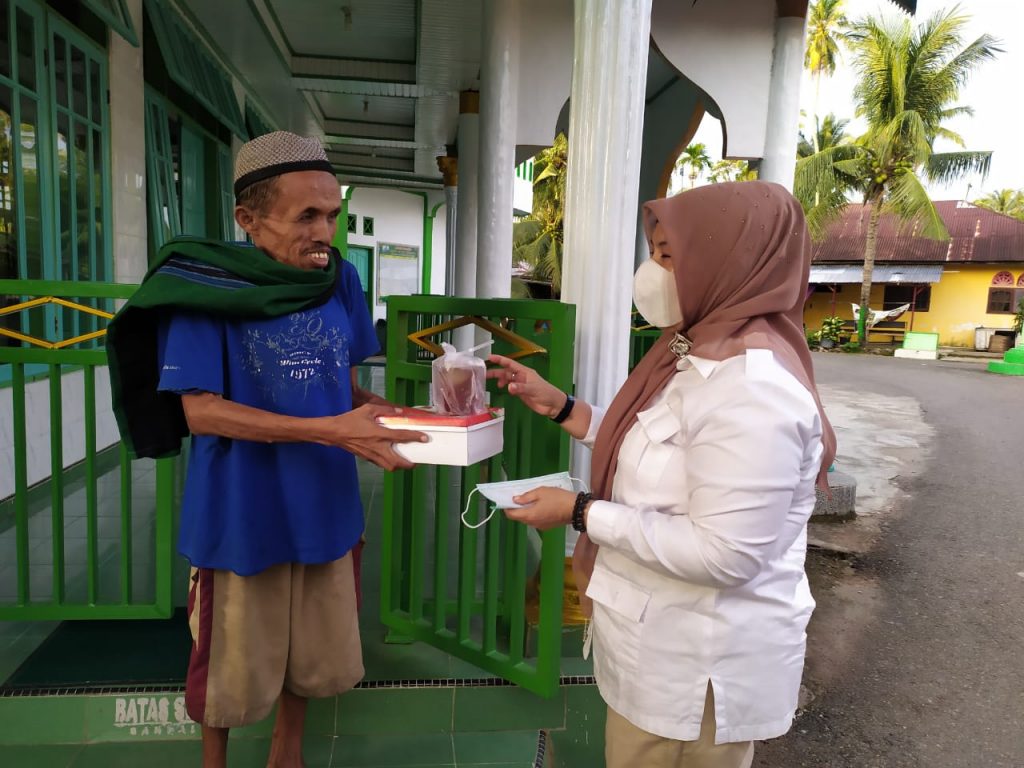 Keren, Fitri Nora “Jemput Bola” Keliling Kampung Bagikan Makanan untuk Warga