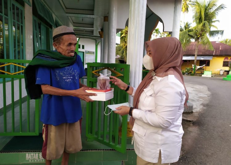 Aksi Fitri Nora "jemput bola" bagikan makanan kepada masyarakat.