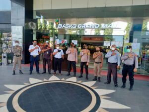 Disiplinkan Masyarakat Selama PPKM Darurat, Pusat Perbelanjaan di Padang Dijaga Aparat