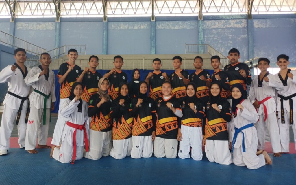 Pacu Semangat Atlit, Amran Tambi Bawa Atlit Taekwondo Riau TC di Pariaman