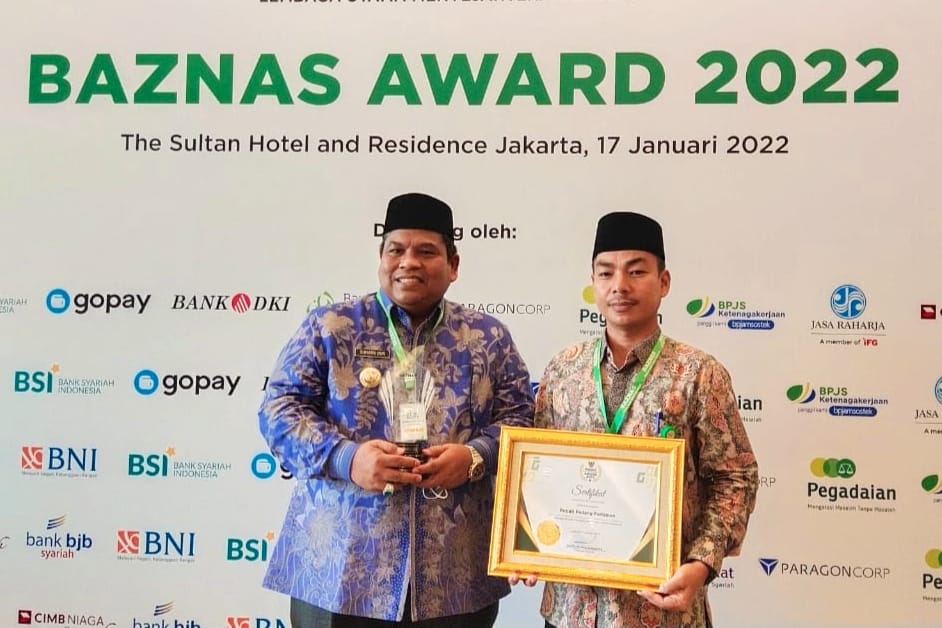 Bupati Padangpariaman, Suhatri Bur bersama Ketua Baznas Padangpariaman, Rahmat Tuangku Sulaiman.