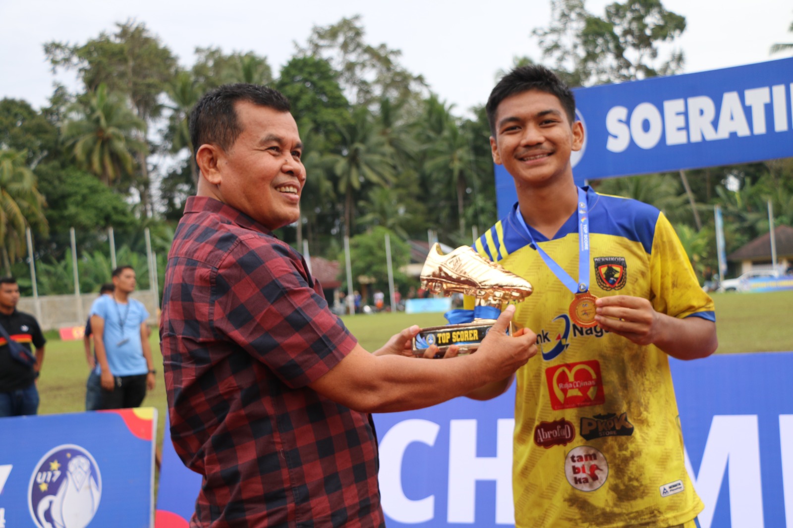 Walikota Pariaman periode 2008-2018, Mukhlis Rahman menyerahkan piala pencetak gol terbanyak ke Ahmad Zulfan. (Foto: Juned)