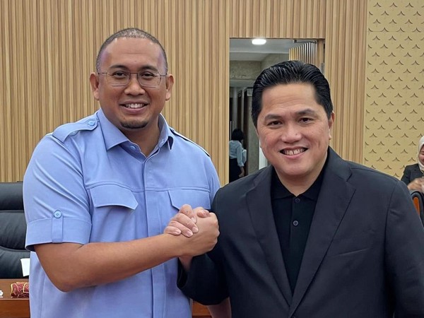 Andre Rosiade bersama Ketua Umum PSSI Sumbar, Erick Thohir.