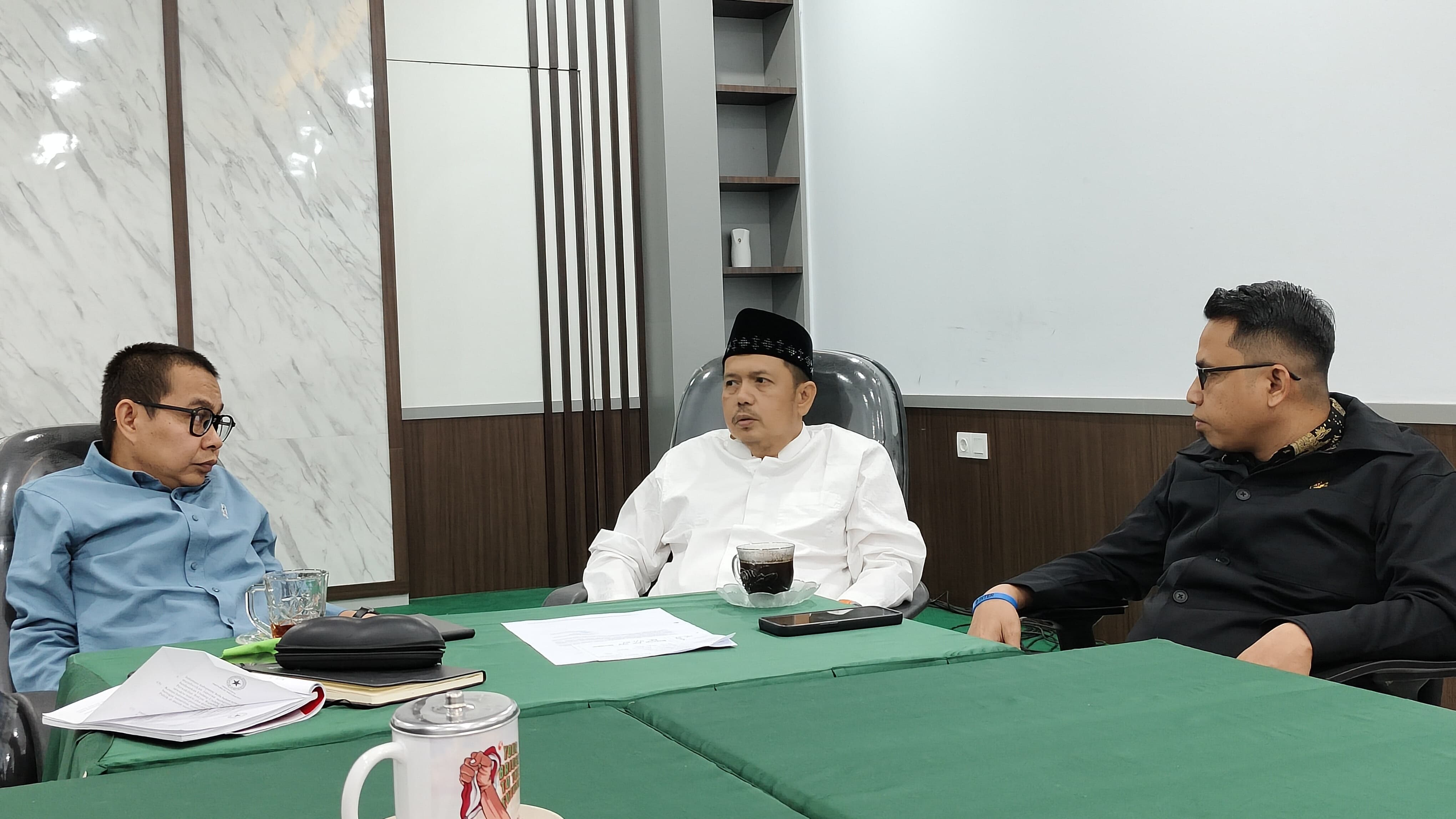 Febby Datuak Bangso saat berdiskusi ke kantor KI Sumbar, Rabu, 16/2.