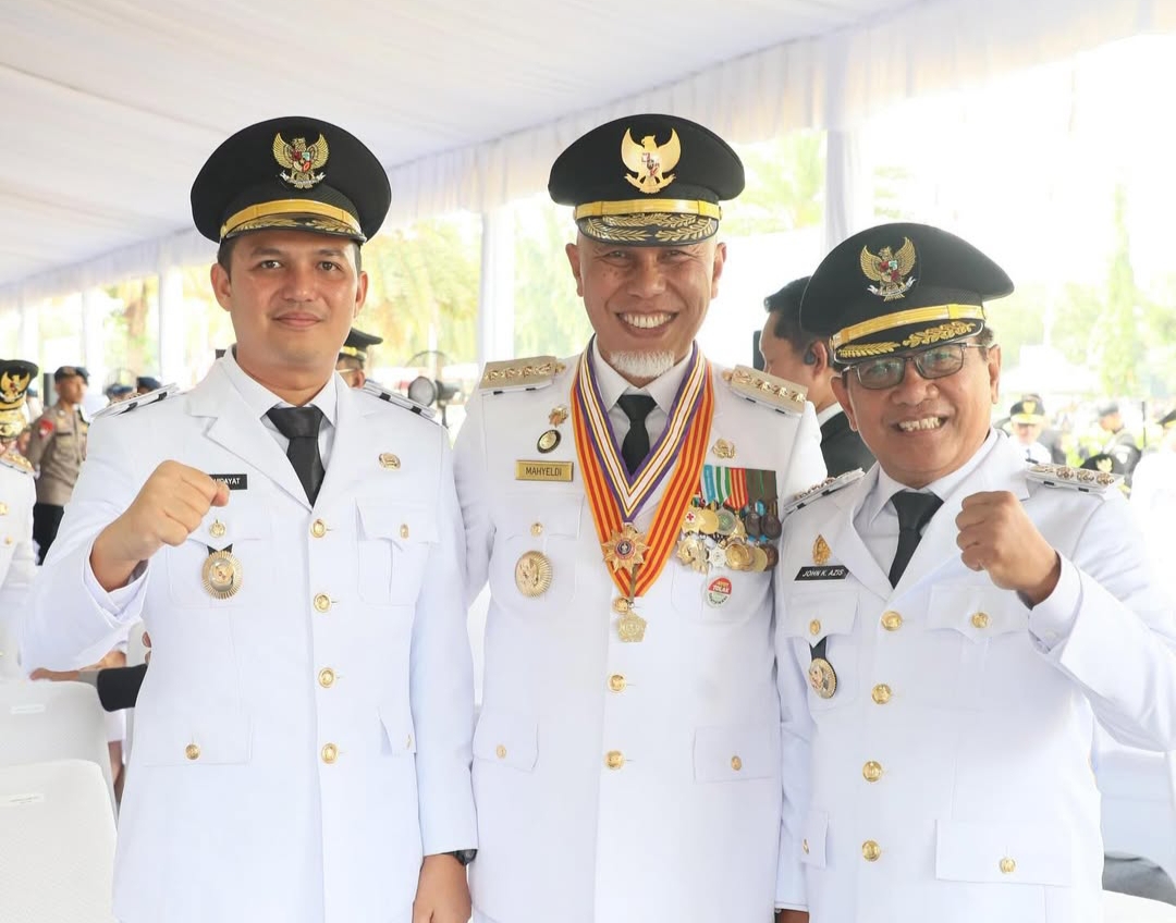 John Kenedy Aziz dan Rahmat Hidayat bersama Gubernur Sumbar, Mahyeldi, usai pelantikan.