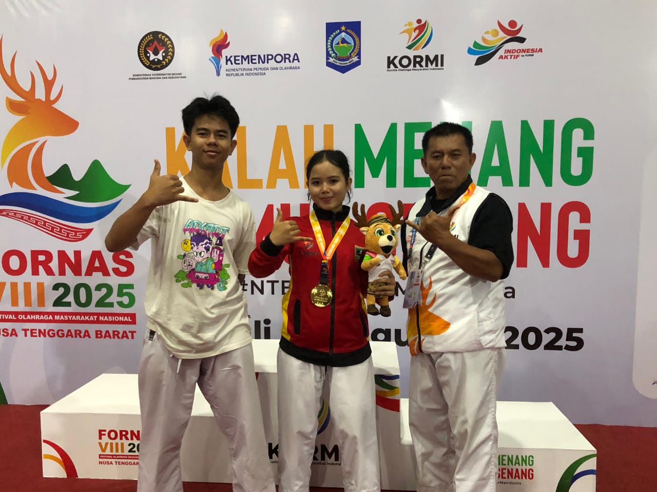 Anisya bersama pelatih Desardin usai raih medali emas.
