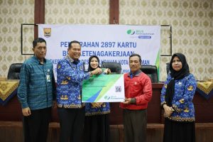 168 Pekerja Rentan di Kota Pariaman Terima Kartu BPJS Ketenagakerjaan