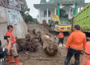 BPBD Padang Kerahkan Tim Rescue Bantu Bersihkan Dampak Galodo Solok
