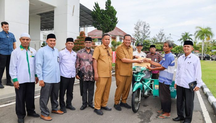 Baznas Pariaman Berikan Bantuan Becak Motor untuk Pemulung di Kelurahan Pasir