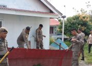Pagar Rumah Masuk Badan Jalan di Dadok Tunggul Hitam Dibongkar Satpol PP Padang