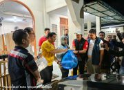Bank Nagari Salurkan 400 Bungkus Nasi untuk Korban Banjir Padang