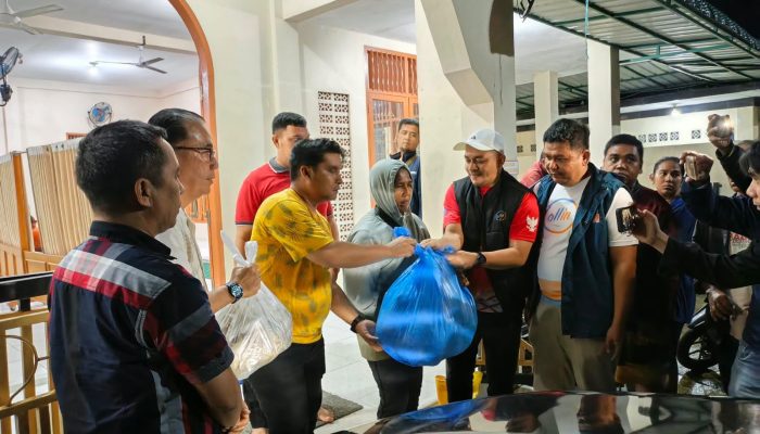 Bank Nagari Salurkan 400 Bungkus Nasi untuk Korban Banjir Padang